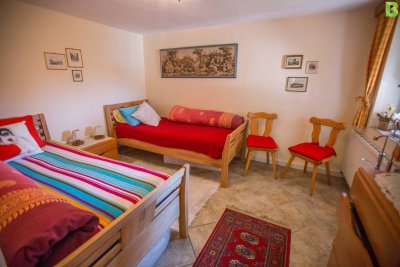 3004 Riederberg: Zimmer zu vermieten: mit Bad, Schrankraum, kleine Küche und Aufenthaltsbereich