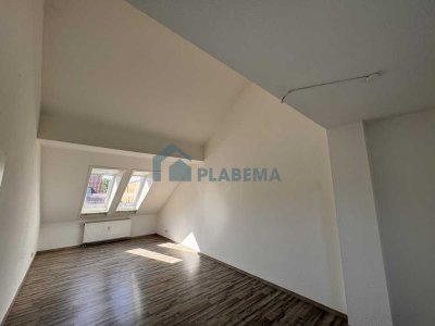 Moderne 3- Zimmer- Dachgeschoßwohnung mit Balkon und neuwertiger Einbauküche