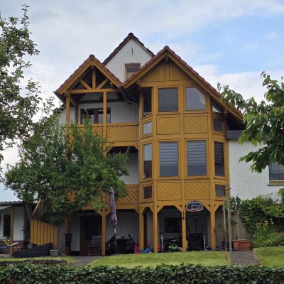 Gepflegtes Zweifamilienhaus mit Wintergarten, zwei Balkonen & Garten - zentral in Spangenberg