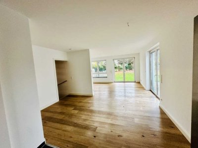 Moderne Doppelhaushälfte mit Garten und Garage