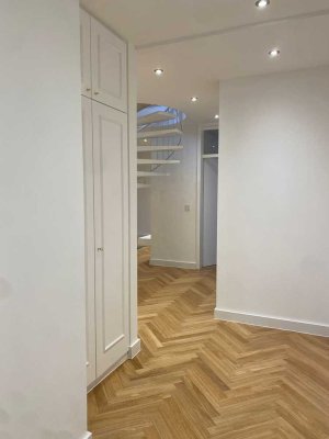 Bezug nach Sanierung: schöne 3-Zimmer Maisonette Wohnung mit Balkon und Einbauküche