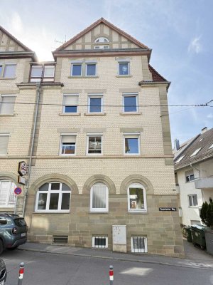 Freie 3-Zimmer-Altbauwohnung im Erdgeschoss (Hochparterre) mit überdachter Terrasse in S-Feuerbach