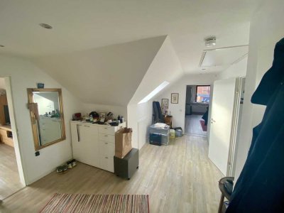 Heller Rückzugsort mit Top Anbindung - 3 ideale Zimmer für Pendler & Paare