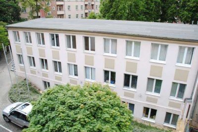 Schönefeld - 4-Raum-Hinterhauswohnung der besonderen Art mit Wanne, Fußbodenheizung & Sonnenterrasse