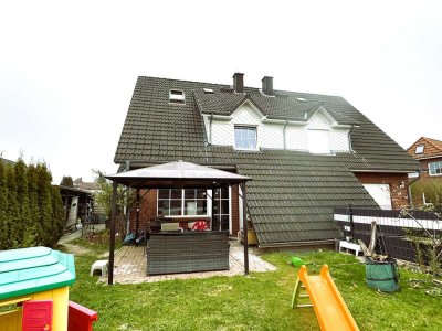 Moderne Doppelhaushälfte mit Einliegerwohnung und Carport