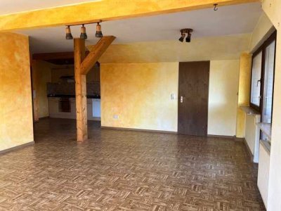 Erstbezug nach Renovierung mit EBK: Schöne 4-Zimmer-Dachgeschosswohnung in Niederkirchen