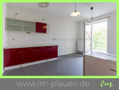 Plauen-Haselbrunn: 2-Zimmer-DG-Wohnung mit Balkon & EBK – ab sofort