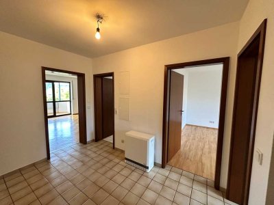Hübsche 3 Zimmer Wohnung mit Balkon, Tiefgaragenstellplatz und EBK zu vermieten.