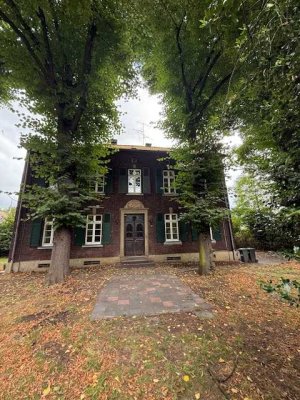 histrorisches  Einfamilienhaus - Perfekt als Mehrgenerationshaus - mit großem Garten in Duisburg