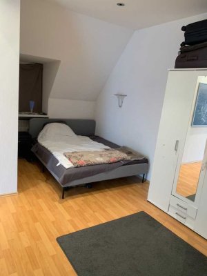 Helles 1-Zimmer-Apartment mit Erker, viel Fensterfläche und gemeinschaftlichem Badbereich, 51 m²