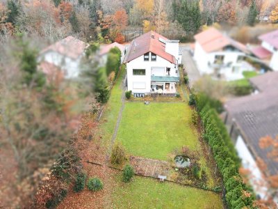 Großes Zweifamilienhaus mit Ausbaupotenzial, Baugrund und idyllischem Parkgrundstück in Oberhaching