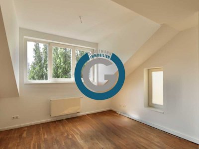 LICHTDURCHFLUTETE DACHGESCHOSSWOHNUNG MIT SONNIGER TERRASSE -  OFFENE WOHNLOUNGE -  ZENTRAL & RUHIG
