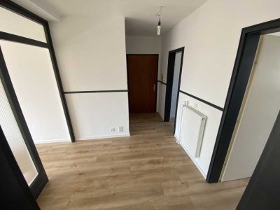Neu & Saniert: besondere 2-Zimmer-Wohnung im Dachgeschoss mit EBK, Balkon und Garage