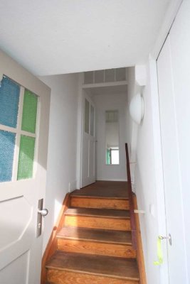 GERLINGEN - 2-ZI.-WOHNUNG FÜR SINGLE/PAAR, CHARMANT, TEILMÖBLIERT - NÄHE STADTBAHNHALTESTELLE
