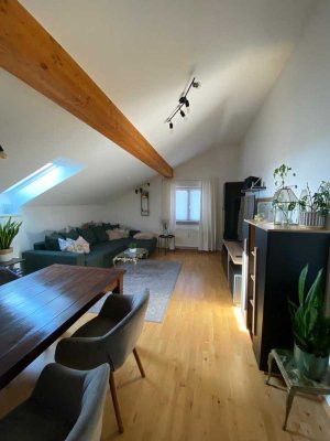 Schöne 2,5-Dachgeschosswohnung mit Einbauküche zu vermieten