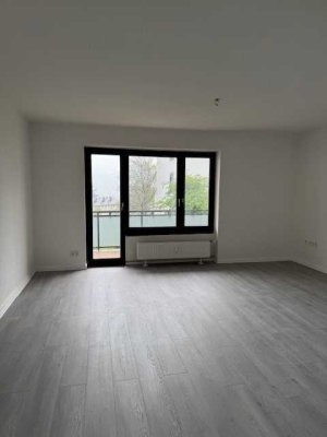 4-Zimmerwohnung in Erdgeschoss--komplett neu renoviert !