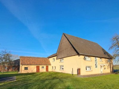 Ländliche Idylle mit vielen Möglichkeiten:
Wohnhaus mit Nebengebäuden &amp; großem Grundstü...