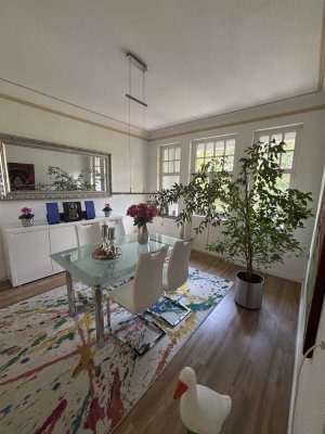 Schicke Altbauwohnung mit hohen Decken und zwei Balkonen