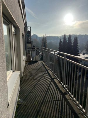Helle 2,5-Zimmer Dachgeschosswohnung mit Balkon in Uni-Nähe