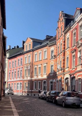 Erstbezug nach Renovierung - Altbauwohnung mit Balkon