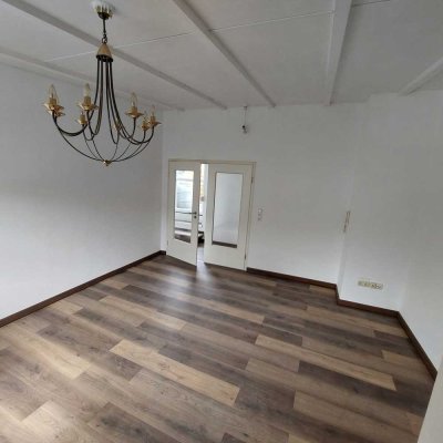 Erstbezug nach Sanierung und Einbauküche: Freundliche 2-Raum-Wohnung mit geh. Innenausstattung