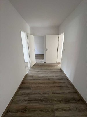 Moderne 3-Zimmer-Wohnung mit Balkon in Leer!