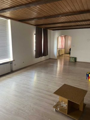 Stilvolles und gepflegtes Haus mit vier Zimmern und EBK in Bernhardswald