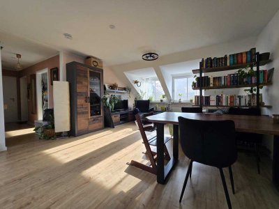 großzügige 2,5-Zimmerwohnung mit EBK(wenn gewünscht) eigener Terrasse im ruhigen Innenhof!