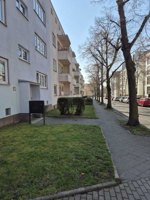 Ideal f. Eigennutzer! 2 Zi. mit EBK, Balkon, Stellplatz + 50 m² Hobbyraum!
