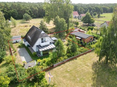 Exklusives Reetdachanwesen mit Ferienwohnung, Wintergarten & Boulebahn