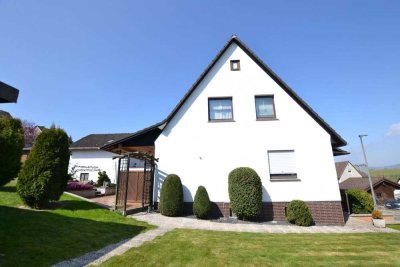 Einfamilienhaus mit Nebengebäude und Doppelgarage in ruhiger Ortsrandlage!