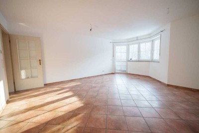 Direkt an der Traun: 3-Zimmer-Wohnung im ersten Obergeschoss mit Balkon in Traunstein