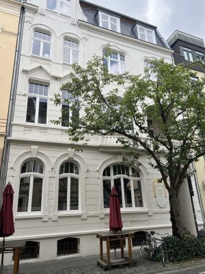Individuelle u. charmante Dachgeschoß-Wohnung in Altbau !