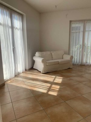 Moderne 2,5-Zimmer-Souterrainwohnung mit hochwertiger Einbauküche und sonniger Terrasse