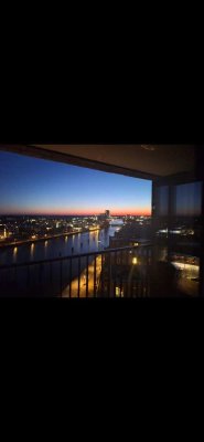 Atemberaubender Blick auf das Hafenbecken und Skyline von Oldenburg: 2-ZKB Panoramablick, 10. Stock