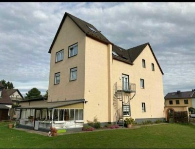 Geräumige DG Wohnung mit 3 Schlafzimmern, Bad, Gäste-WC,