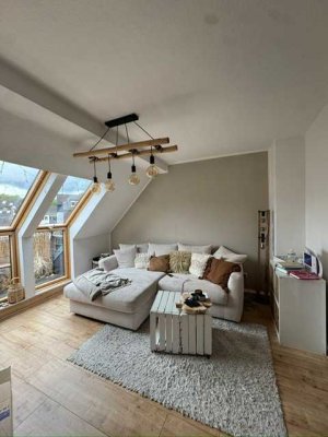 Attraktive, helle und modernisierte 2-Raum-Dachgeschosswohnung, gehobene Innenausstattung mit Balkon