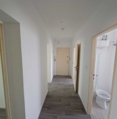 Schöne 2 ZKB Wohnung mit Balkon