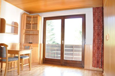 KLEINE WOHNUNG MIT GROSSEM AUSBLICK im 3. Obergeschoss in zentraler Lage mit Lift und überdachter Loggia