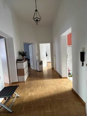 Sehr gut geschnittene Altbauwohnung in der Nähe vom Main und Baseler Platz