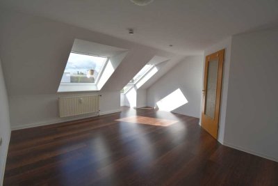 helle geräumige Dachgeschosswohnung mit Abstellraum und Fensterbad