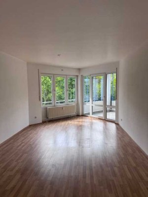 Lichtdurchflutete 3-Zimmer-Wohnung mit 2 Balkonen u. TG-Stellplatz in Feldrandlage/ MZ-Finthen