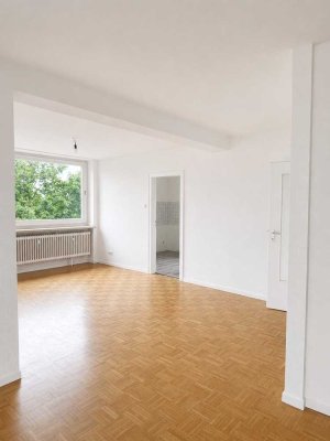 Frisch renoviert | 2 Zimmer | Balkon | neue Küche | Bad mit Wanne & Dusche | Aufzug