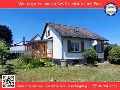 Freistehendes Einfamilienhaus mit Garage und Garten mit Pool