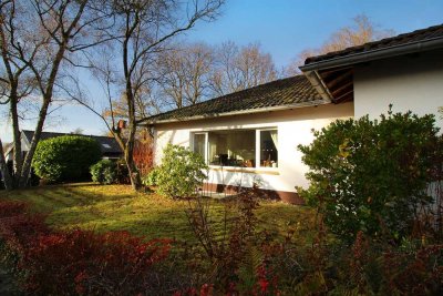 Freistehendes Einfamilienhaus mit großem Garten & Doppelgarage in bevorzugter Waldrandlage