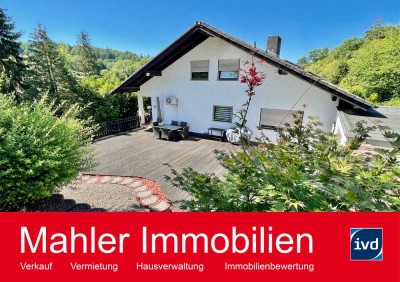 Attraktives, großzügiges Einfamilienhaus und Doppelgarage mit angrenzendem Baugrundstück
