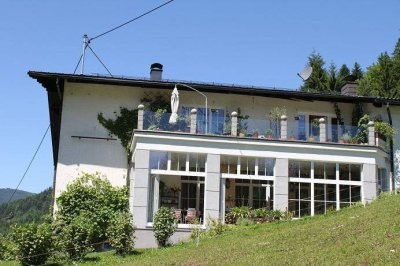 Kolosale Doppelhaushälfte mit Fischteiche in Ruhelage!