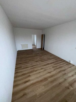 Helle geräumige 5-Raum-Wohnung mit Wannenbad, Balkon, Keller
