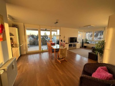 Geschmackvolle, gepflegte und sehr helle 3,5-Zimmer-Wohnung mit Balkon, EBK und 2 Stellplätzen