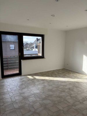 Erstbezug nach Sanierung: Moderne 2,5-Zi.-Wohnung im 1. OG im kalten Eigen